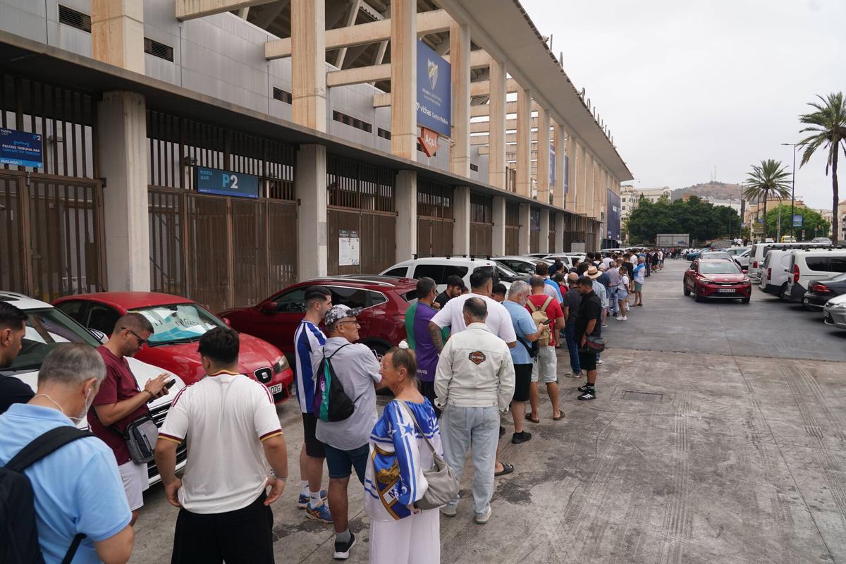 Colas en La Rosaleda de abonados malaguistas para comprar este lunes las entradas del domingo para la ida de la final por el ascenso contra el Almería.