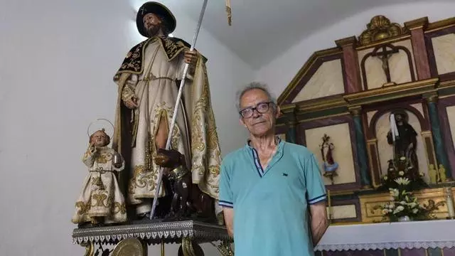 Juan Jesús Reguera Lores, "Susiño", lleva una década cuidando la capilla de San Roque en Vilagarcía