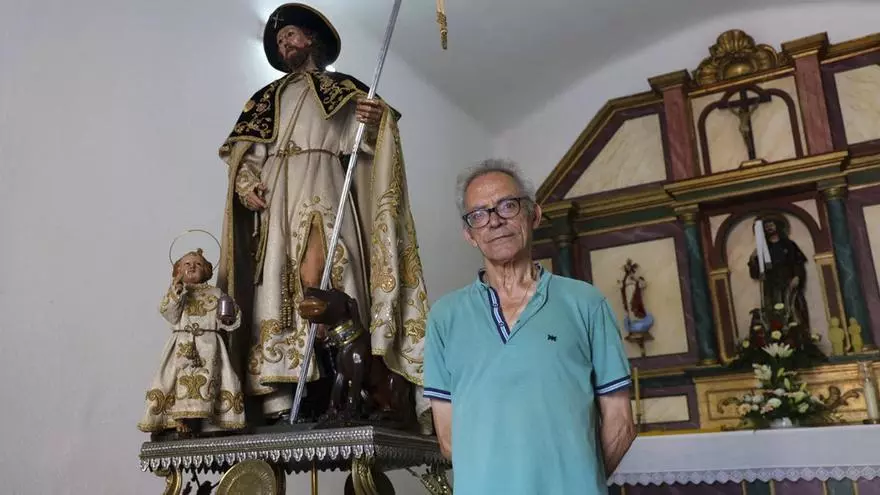 Juan Jesús Reguera Lores, "Susiño", lleva una década cuidando la capilla de San Roque en Vilagarcía