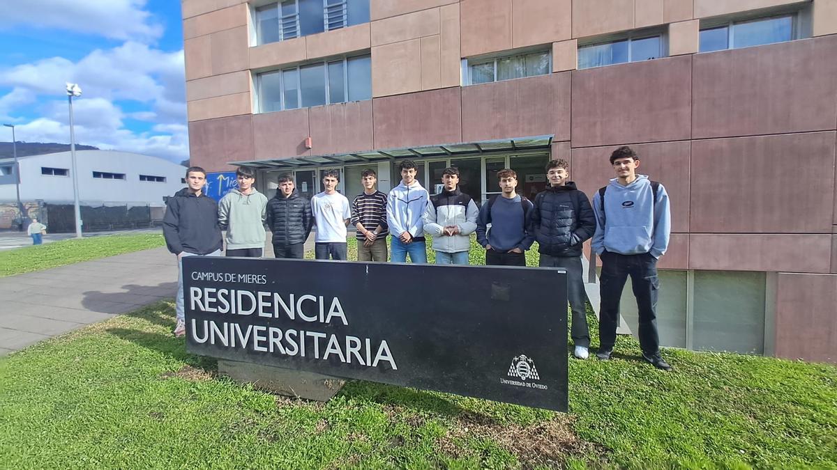 Por la izquierda, Álvaro Gamba (Salinas), Víctor de la Cruz (León), Manuel Fernández (Llanes), Víctor Álvarez (Avilés), Samuel Riesco (Madrid), Pelayo Arduengo (Avilés), Jairo Bermenjo (Tineo), Sergio Vázquez (Lugo), Ignacio Lombardía (Cangas de Narcea) y Óscar González (Cangas del Narcea)