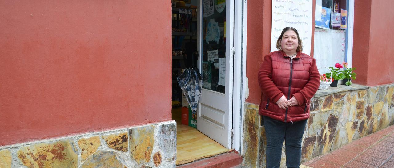 Cristina Colubi en el exterior de su establecimiento, en Soto de Luiña.