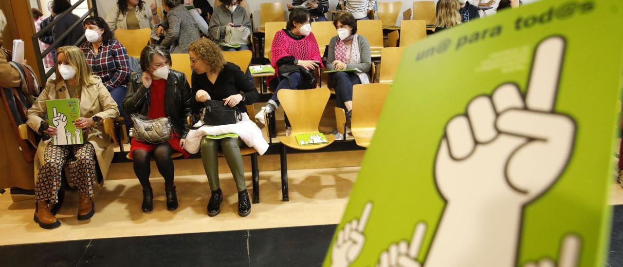 Asistentes al encuentro de entidades de voluntariado, ayer, en el auditorio del Centro Municipal de El Coto. | Ángel González