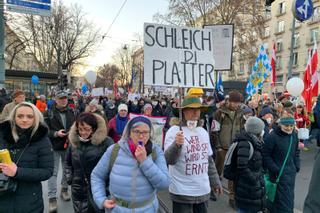 La extrema derecha lidera una manifestación masiva en Viena contra la vacuna obligatoria
