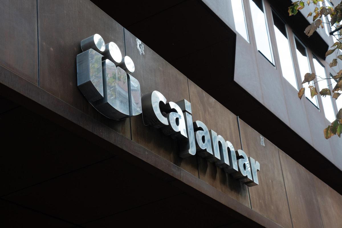 Exterior de una oficina de Cajamar.