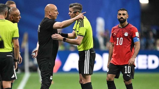 Hossam Hassan, seleccionador d’Egipte, parlant amb l’àrbitre gal Francois Letexier en el partit de vuitens contra l’Argentina.