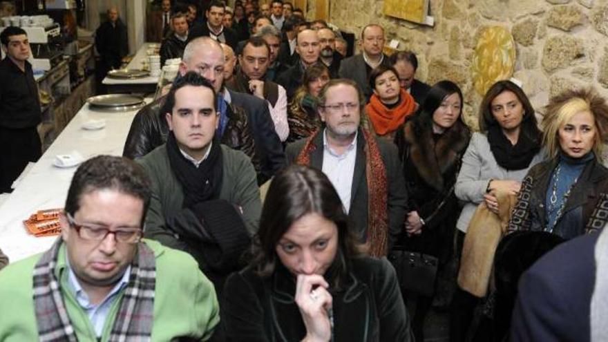 Los asistentes a la charla &#039;afterwork&#039; de los emprendedores, ayer, en el café Tortoni. / fran martínez