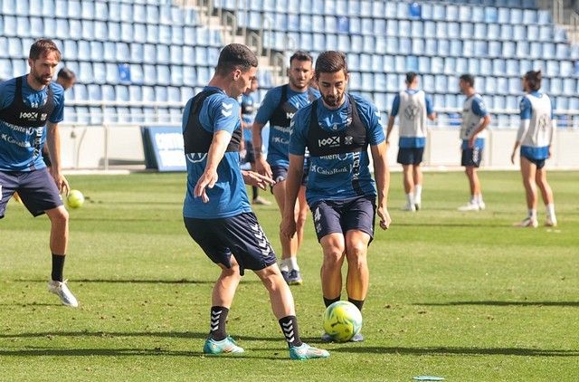 Aliento de la afición a la plantilla del CD Tenerife en el Heliodoro antes del partido ante el Girona