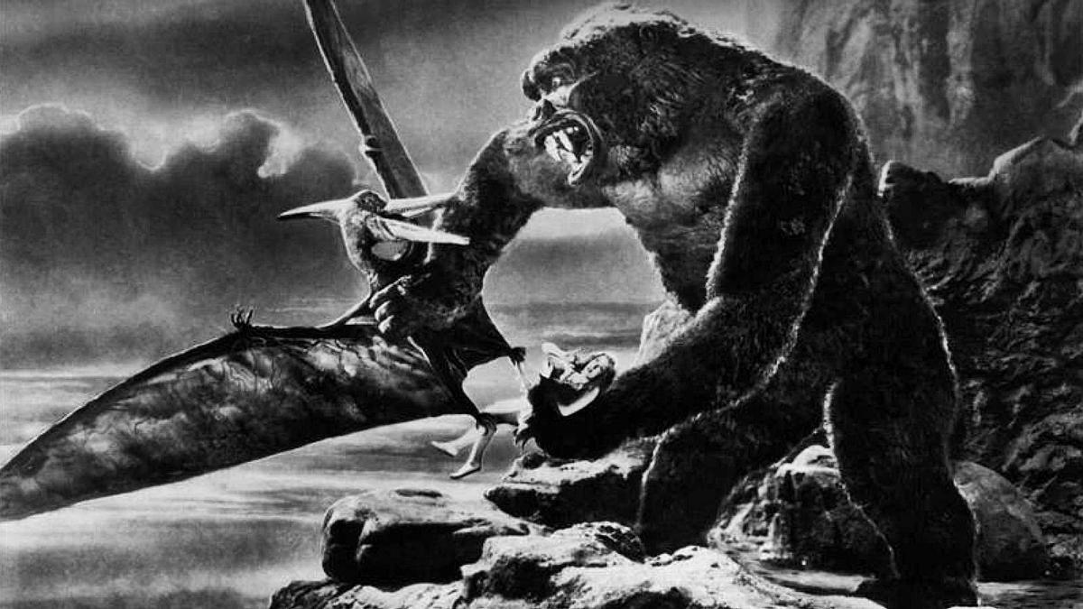 Algunas escenas de la película King Kong, rodada en 1933, y dos imágenes del equipo de la cinta (en una aparecen personas de color pero en la parte de atrás y en la otra solo blancos). En la película queda patente el racismo y también el trato a las mujeres como objeto de deseo y temor. Junto a estas líneas la actriz que da vida a Ann.