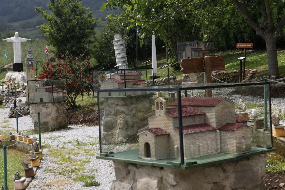 Los monumentos que Graciano Gallinar esconde en su jardín