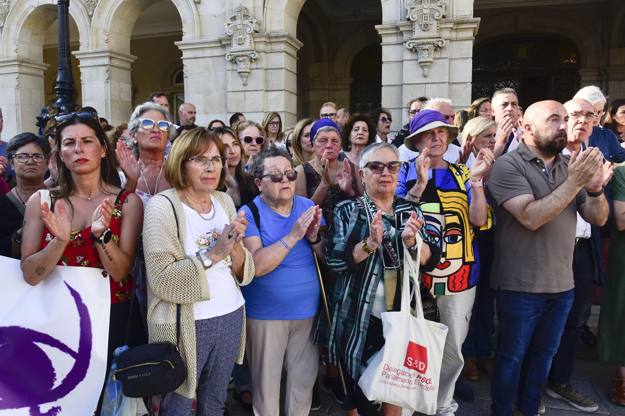 Clamoroso silencio en A Coruña por el crimen machista en la Sagrada Familia
