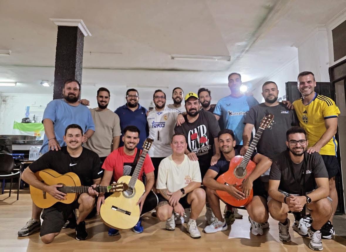 Miembros de la murga Los Camballotas, de Olivenza, durante un ensayo este año.