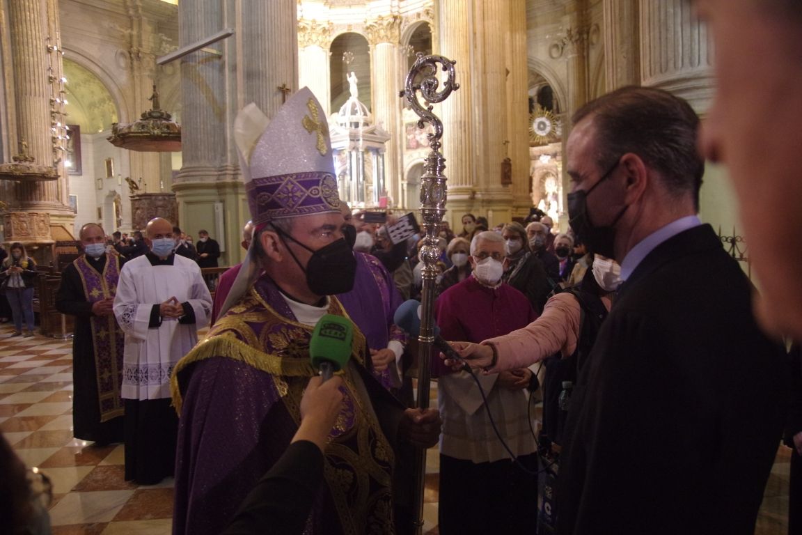 El presidente de la Agrupación pide la venia al obispo para iniciar el Vía Crucis en la Catedral