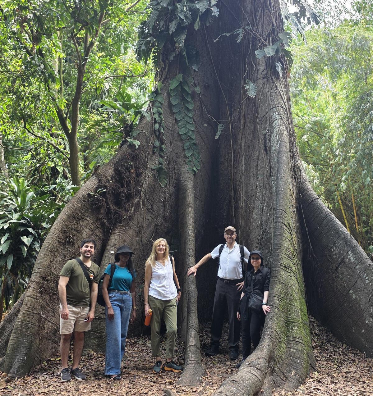 El profesor Heiko Balzter, la Dra. Nezha Acil (derecha) y colegas de la Universidad de Leicester en un jardín zoobotánico del Museo Emilio Goeldi de Belém, con árboles y animales de la Amazonia.