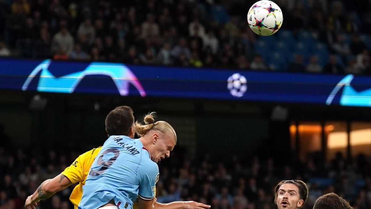 Haaland pelea por un balón aéreo en el Etihad durante el City-Dortmund.