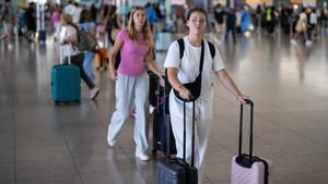 BARCELONA 04/08/2025 Economía. Turistas y viajeros en la zona de salidas de la terminal T1 del aeropuerto de Barcelona-El Prat, que se encamina a cerrar otro año de récord en volumen de tráfico aéreo. FOTO de ZOWY VOETEN