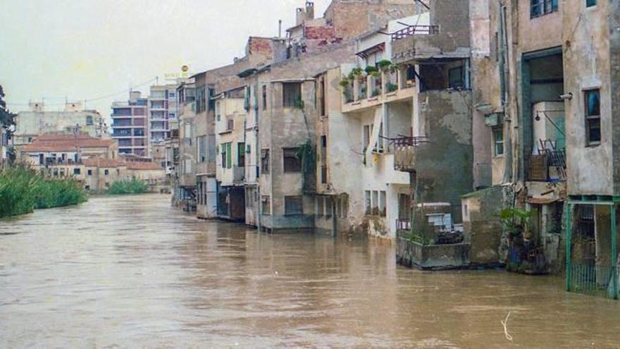 Una imagen del Archivo de la Familia Sevilla de las inundaciones tan dramáticas que sufrió la Vega Baja y el centro de Orihuela, en la imagen, hace 29 años.