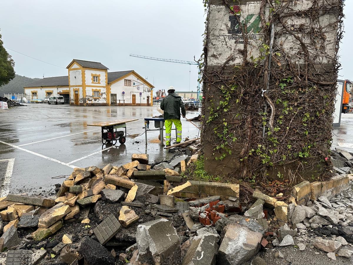 Un operario en una de las zonas donde se llevan a cabo las primera tareas.