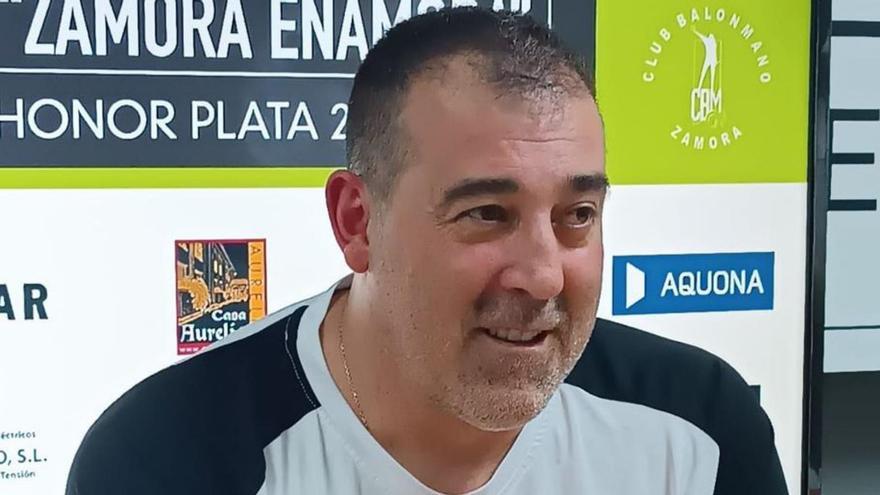 Fran González, entrenador del Balonmano Zamora Enamora: &quot;La losa de ser colista está ahí&quot;