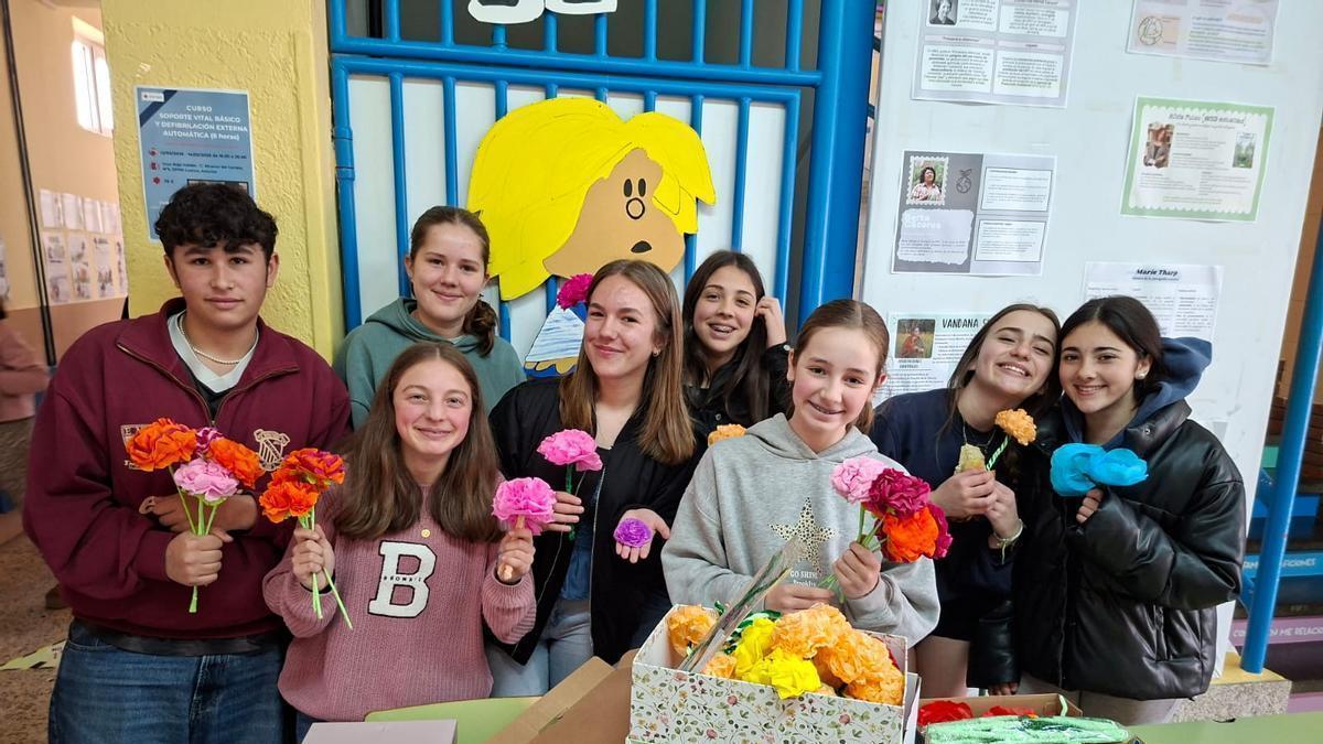 VÍDEO: La original iniciativa de los estudiantes del instituto Carmen y Severo Ochoa, de Luarca: hacen rosas de papel con bonitas dedicatorias para reunir fondos con los que viajar a Francia
