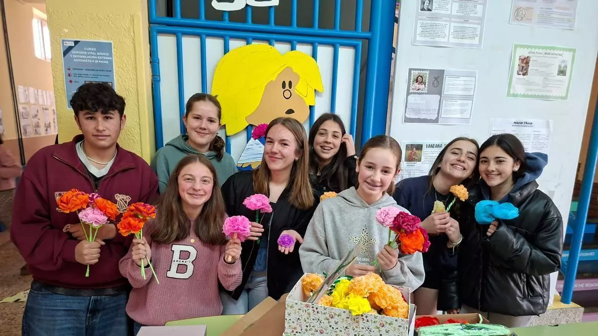 Rosas de papel pinocho a 1 euro y con dedicatoria: la iniciativa de un grupo de alumnos del instituto de Luarca para costear su viaje de estudios a Francia