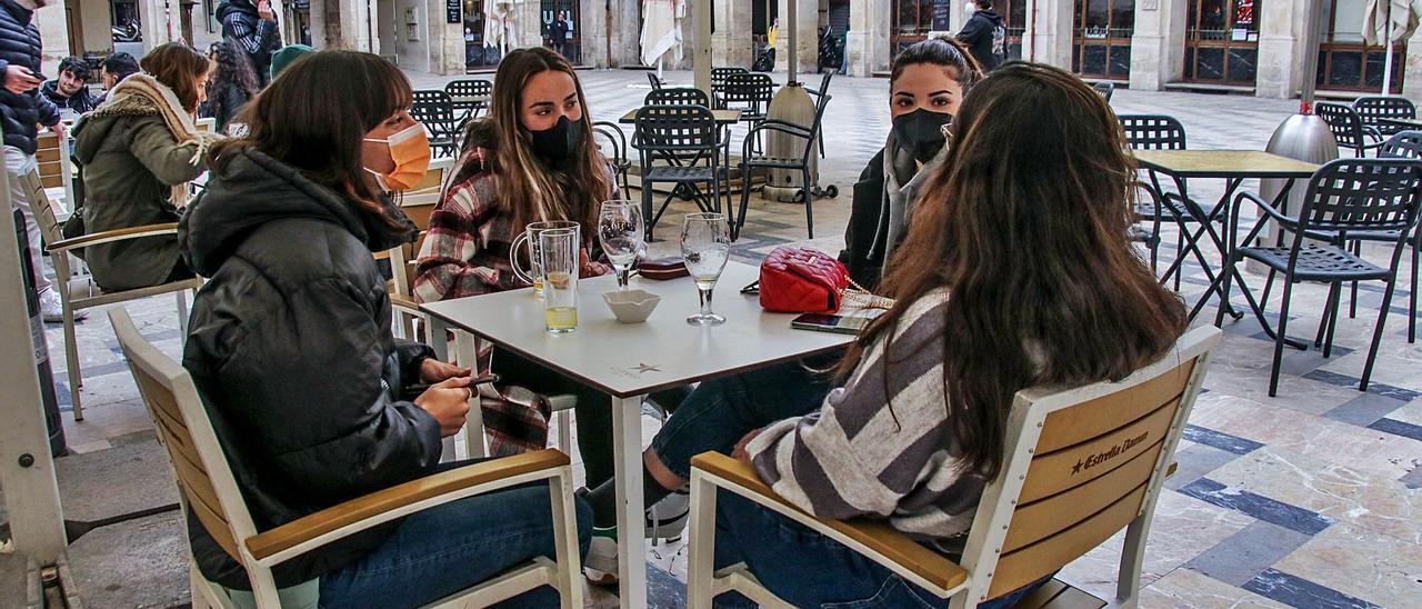 Terraza de un bar en la Plaça de Dins de Alcoy, donde la meteorología no ha favorecido la afluencia de clientes. | JUANI RUZ