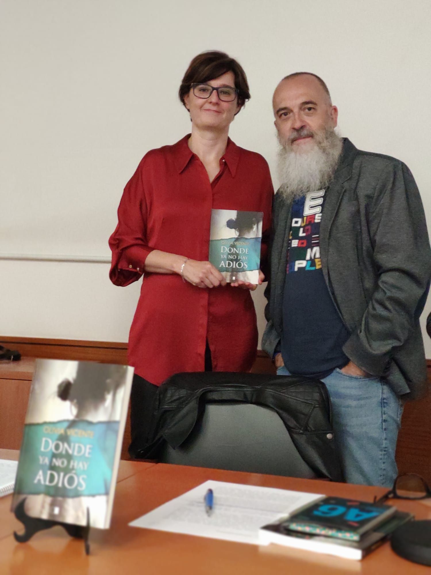 Olivia Vicente con un ejemplar de su libro