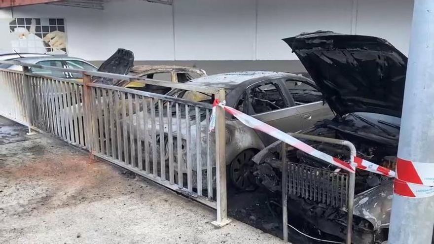 Detienen a dos rianxeiros como presuntos autores del incendio que calcinó cuatro coches frente a un taller