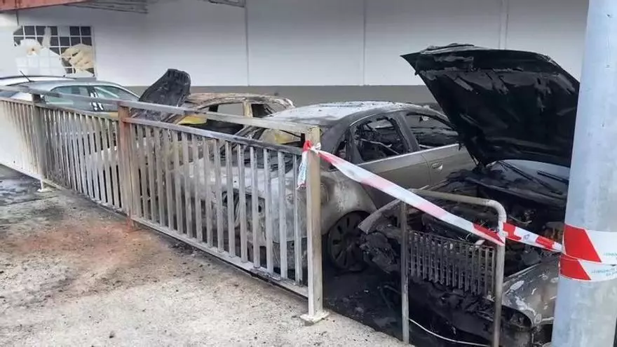 Detienen a dos rianxeiros como presuntos autores del incendio que calcinó cuatro coches frente a un taller