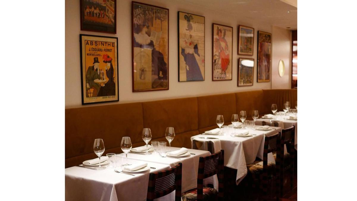 El Café de París ha recuperado sus carteles ‘vintage’ y sus platos icónicos. 