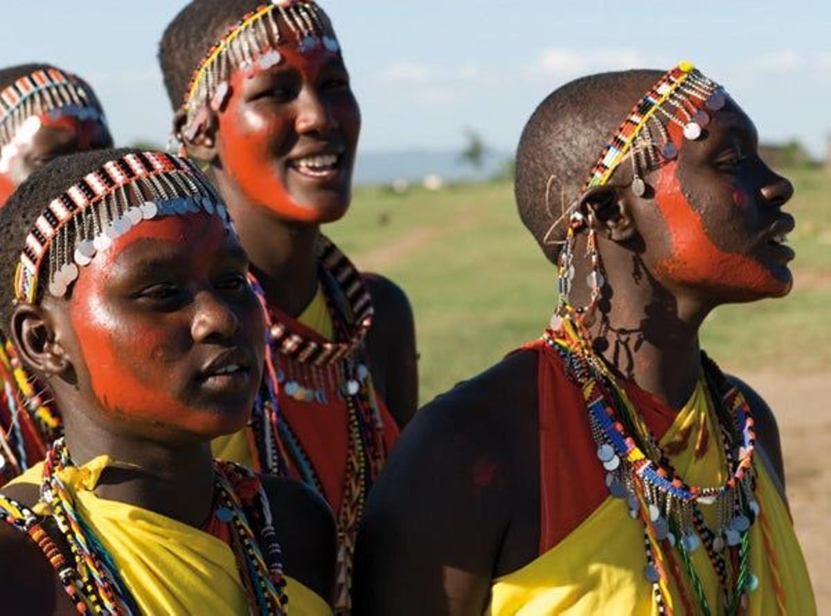 Poblado masai, antaño feroces guerreros que hoy viven del turismo y del pastoreo.