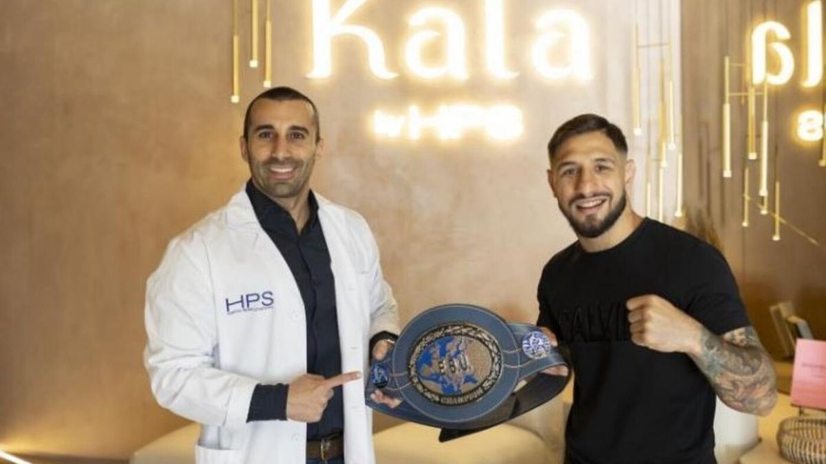 El boxeador Samuel Carmona y el doctor Kevin Armas posan sonrientes en Kala by HPS