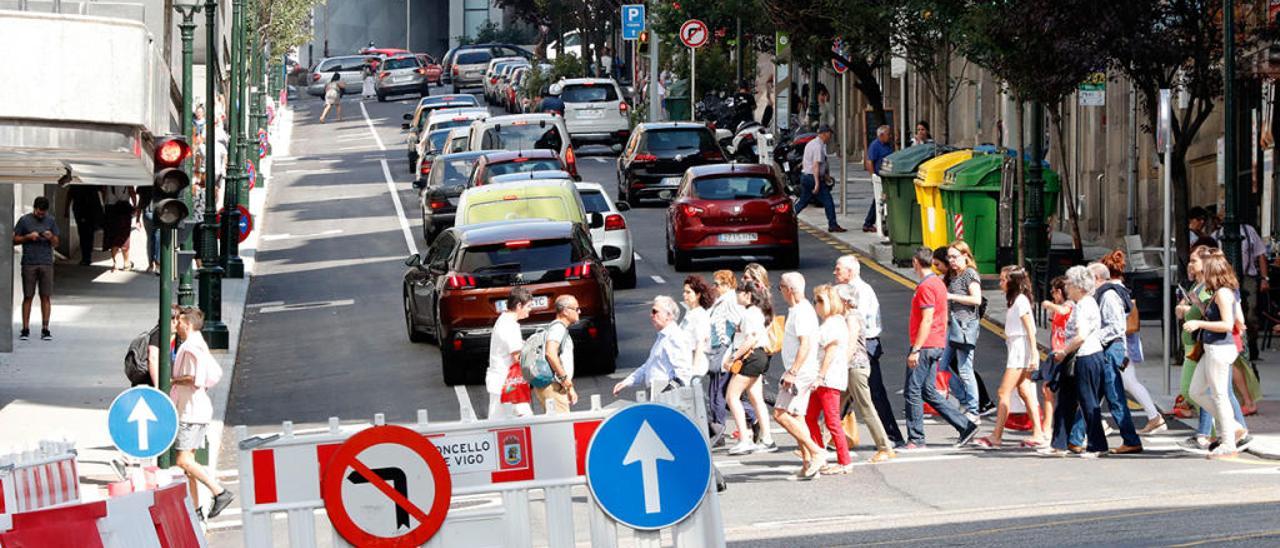 Vista del tráfico en el entorno de la Gran Vía de Vigo, en obras // J. Lores