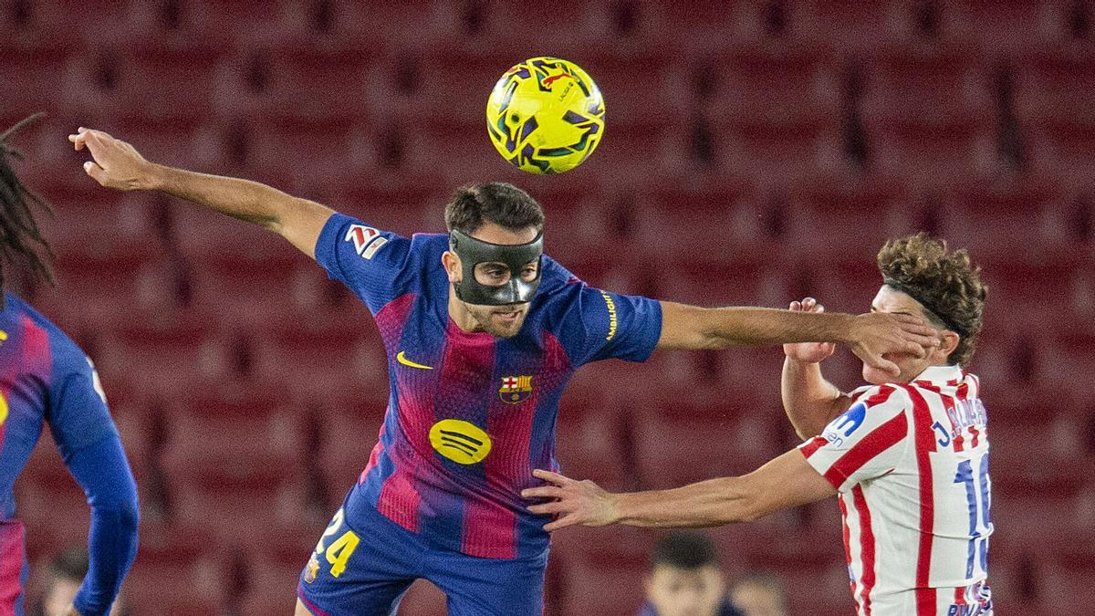 Barcelona 02.12.2025. Deportes. Eric García despeja un balón durante el partido de liga entre el FC Barcelona y el Atlético de Madrid en el Spotify Camp Nou. Fotografía de Jordi Cotrina