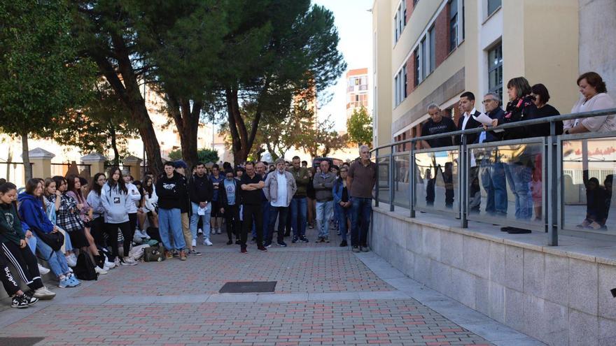 VÍDEO | Aplausos, versos y luto por Ricardo Flecha en la Escuela de Artes de Zamora