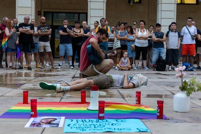 Más de 300 personas recuerdan a Miguel en Alicante y piden justicia tras su muerte en la parada del TRAM en Playa de San Juan