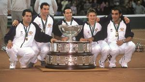 El equipo español campeón de la Davis en el 2000 con el capitán Javier Duarte a la izquierda, junto Albert Costa, Corretja, Ferrero y Balcells. 