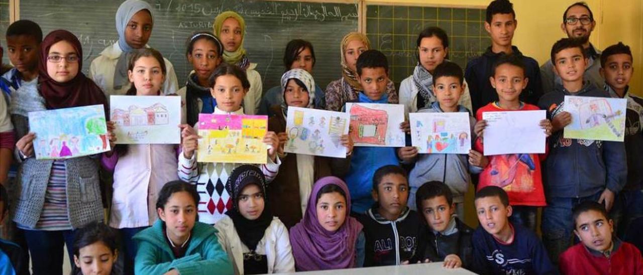 Alumnos marroquíes con los dibujos que hicieron para los escolares candasinos.