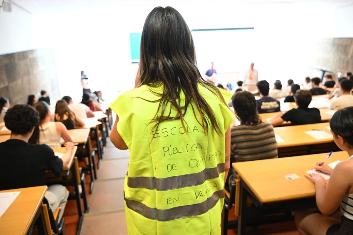 Una docente con la camiseta de apoyo a la huelga educativa