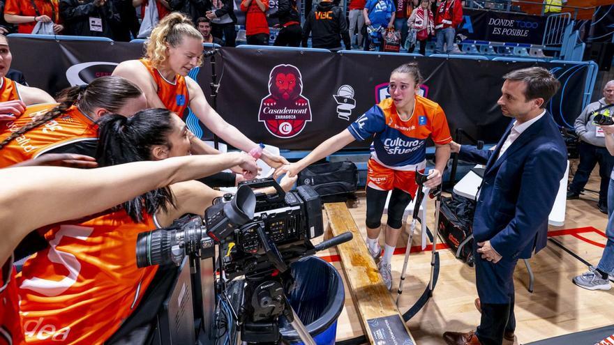 Las jugadoras del Valencia Basket dedican el triunfo a Raquel Carrera, envuelta en lágrimas. | FEB