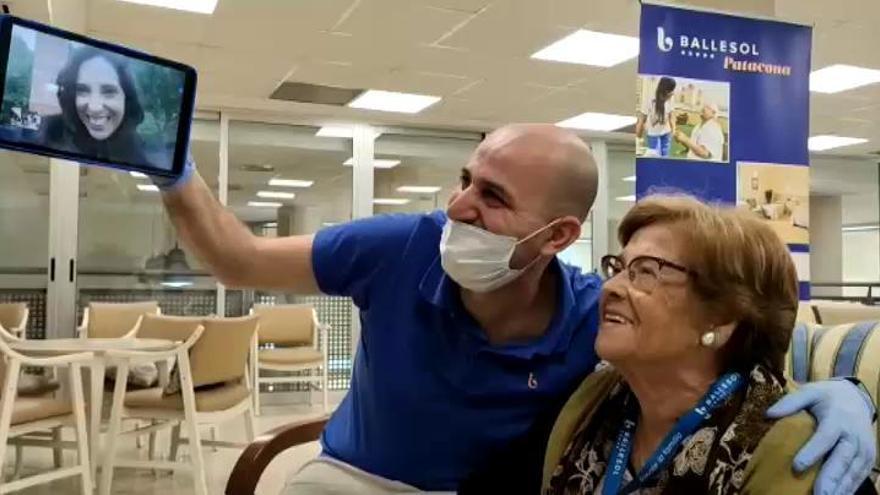 Coronavirus | La aplaudida iniciativa de los trabajadores de los hospitales: abrazos terapeúticos desde la distancia