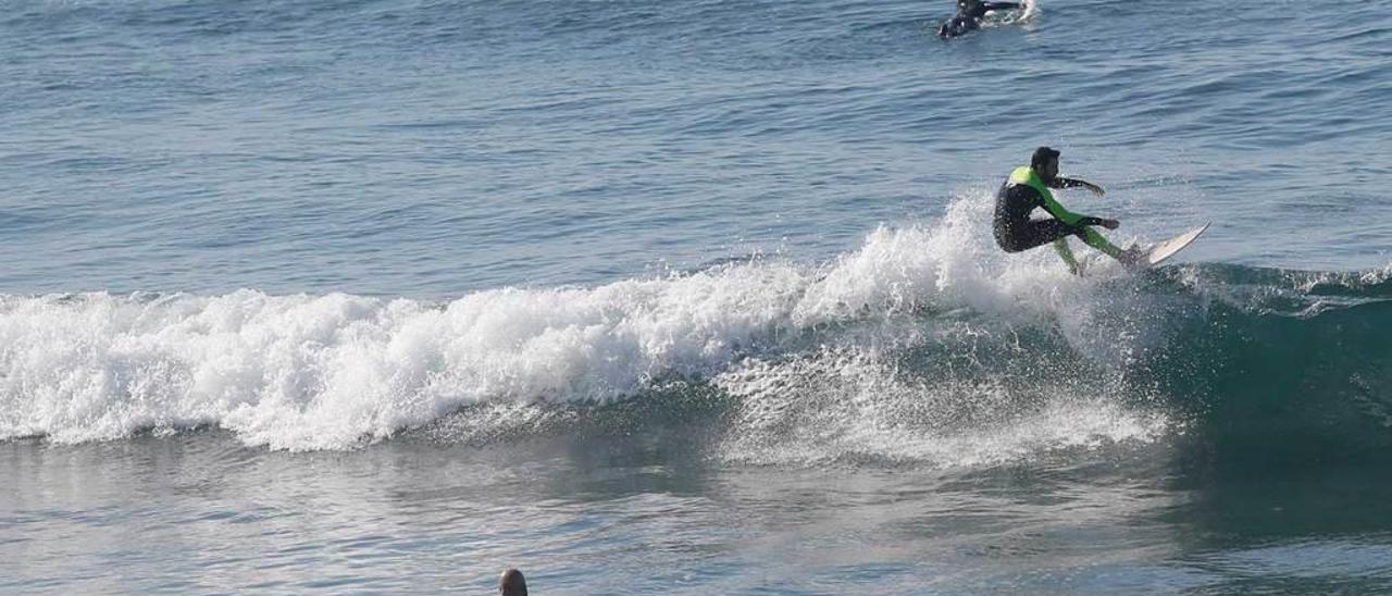 Surfistas, ayer, en la playa de Salinas.