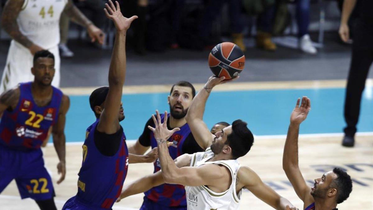 Los jugadores de Barça y Madrid no son, a l parrecer, partidarios de reanudar la liga