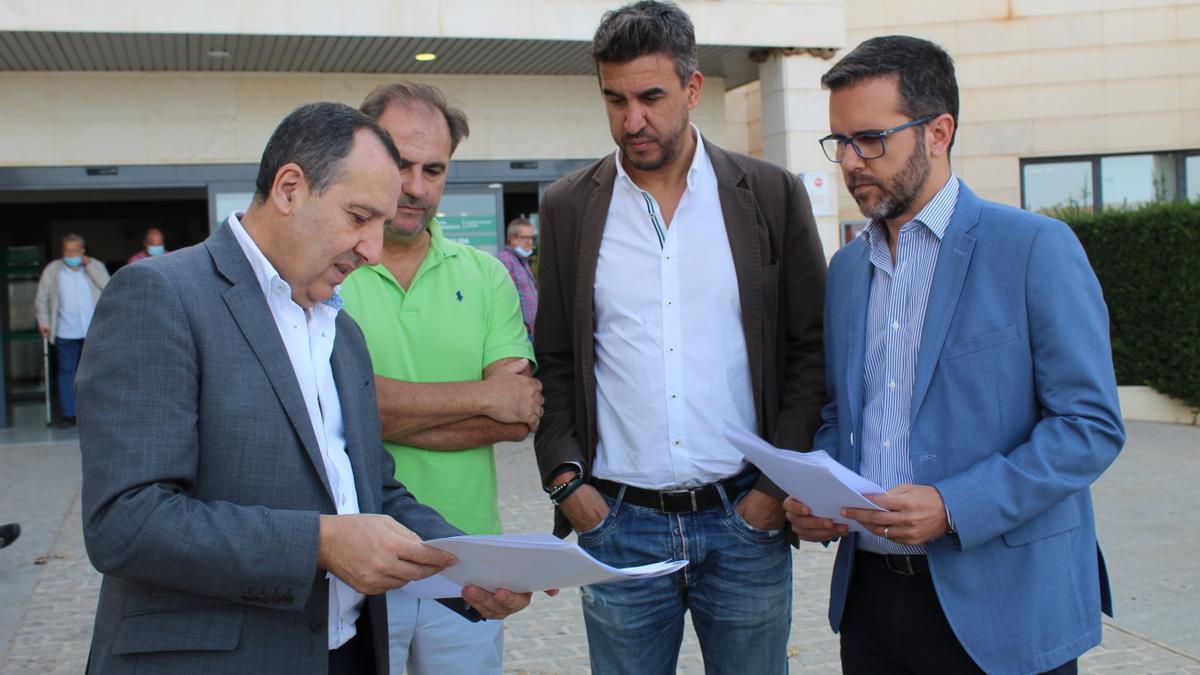 Ruiz Espejo y Kiko Calderón, en las puertas del Hospital de Antequera