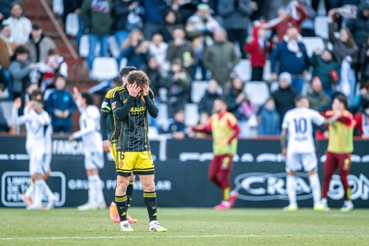 Keidi Bare se lleva las manos a la cabeza a la conclusión del duelo en Albacete.