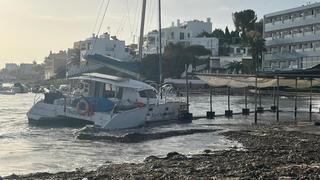 Un catamarán embarranca frente al bar Flotante de Talamanca