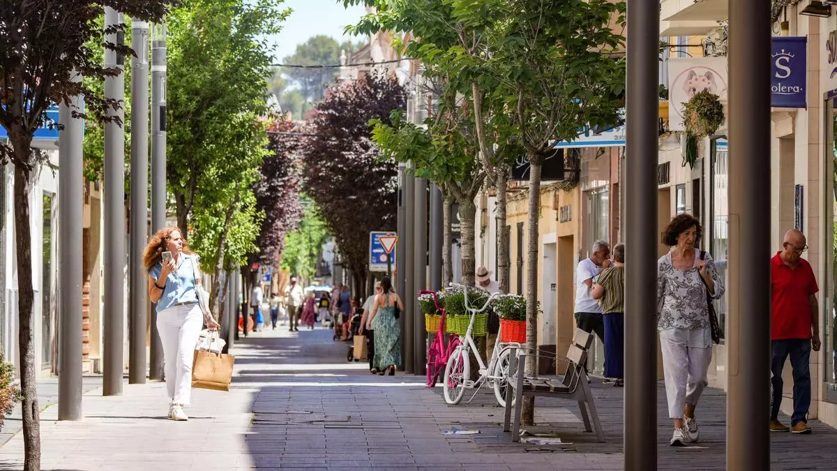 Los toldos de quita y pon de la calle Menacho de Badajoz se retrasan