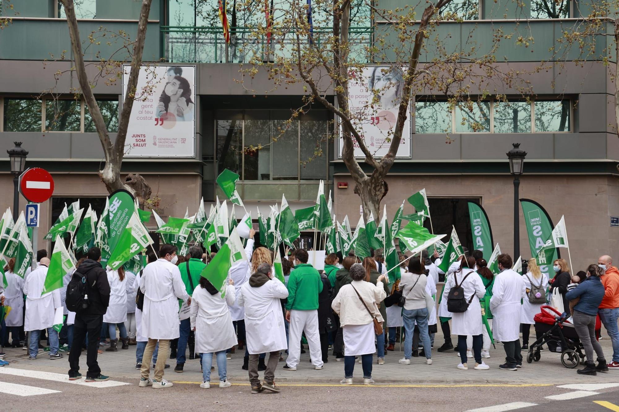Protesta de enfermeras y fisioterapeutas ante la Conselleria de Sanidad