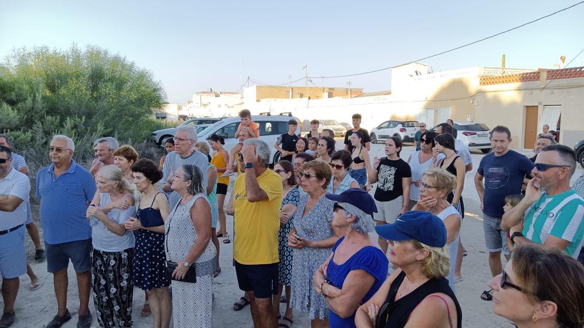 Vecinos concentrados en La Marina este sábado