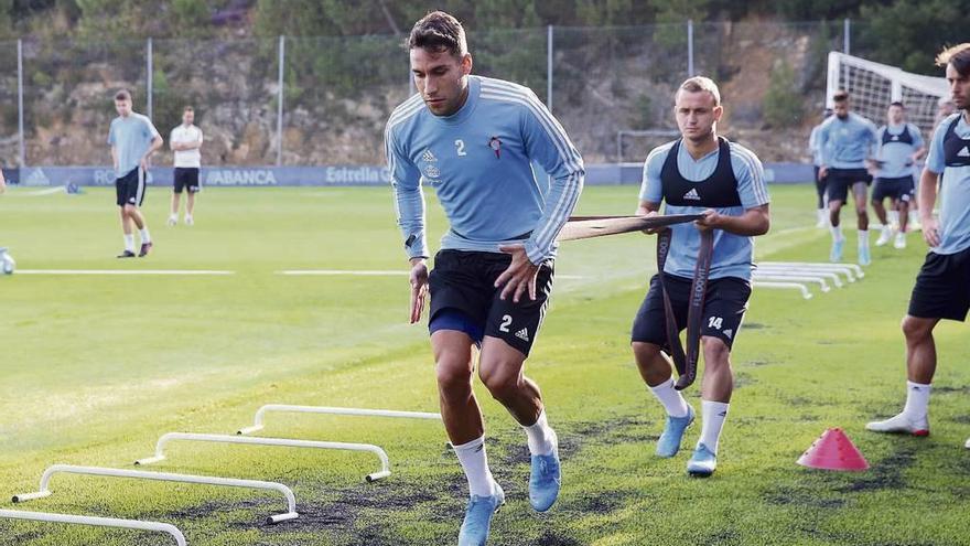 Hugo Mallo, con Stanislav Lobotka, durante un ejercicio en el entrenamiento matinal del pasado martes en A Madroa. // Marta G. Brea