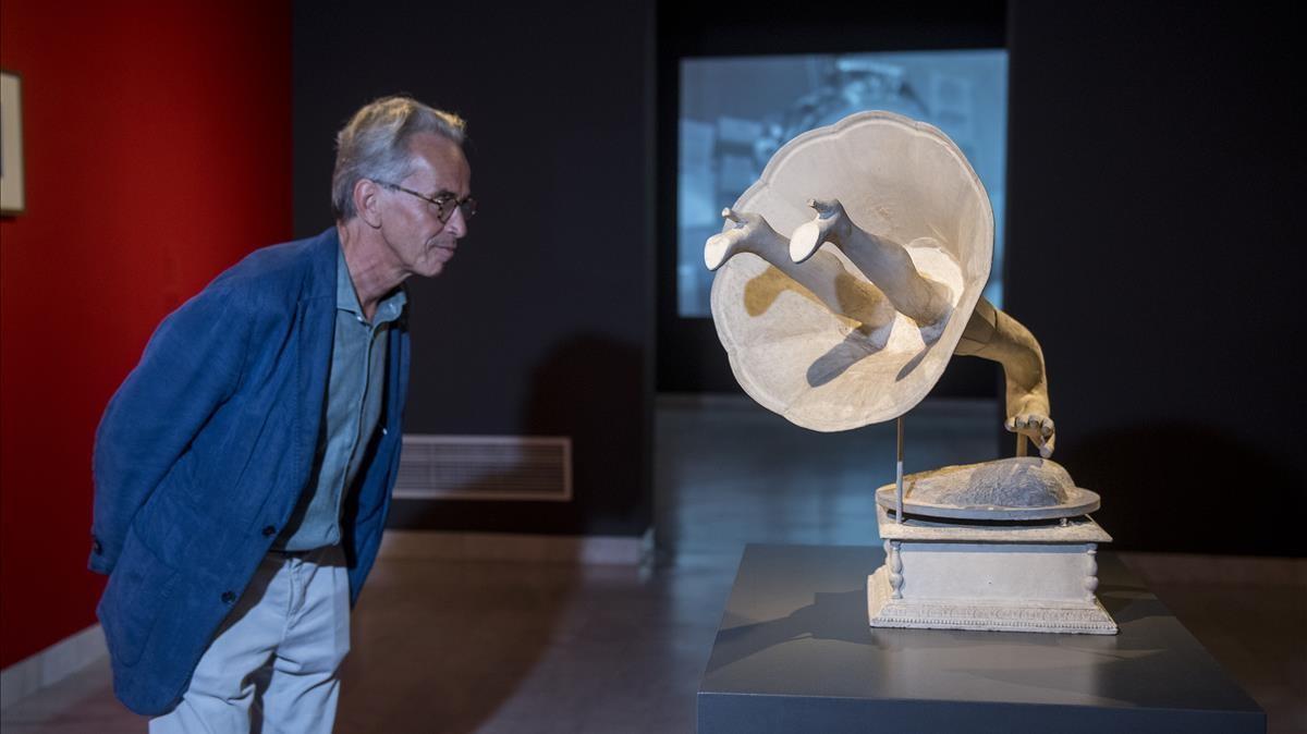 El director del Museo Picasso de Barcelona, Emmanuel Guigon, observa la escultura 'Jamais' de Óscar Domínguez.